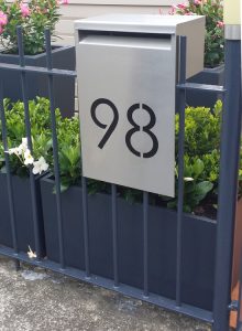 Fence_Mailbox-550x750